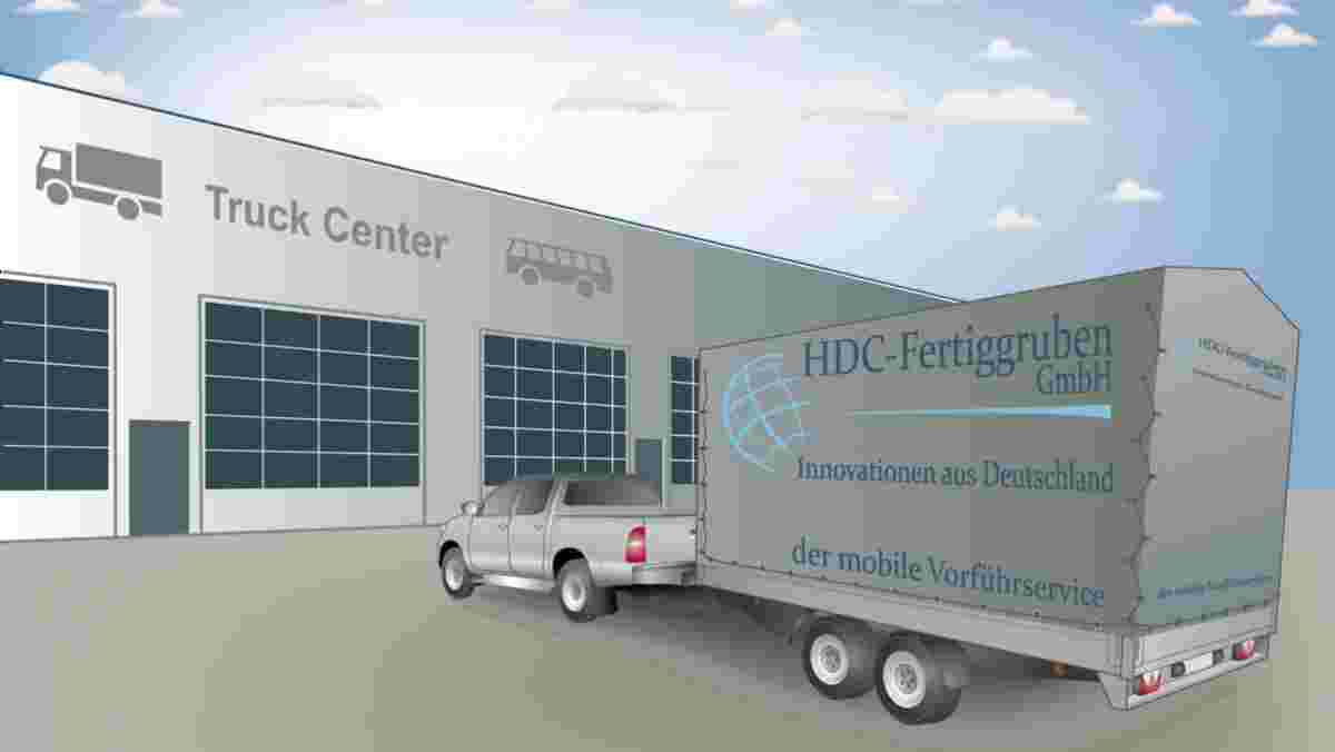 Ein Pickup zieht den mobilen Vorführanhänger von HDC-Fertiggruben vor einem Truck Center für die Demo vor Ort.