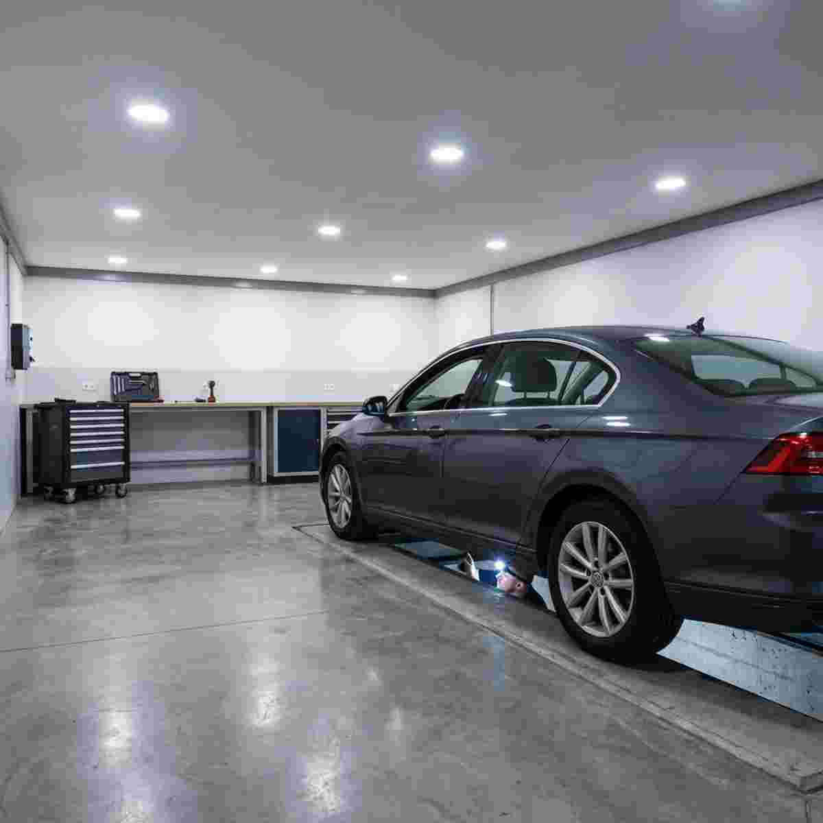 Quadratische fotorealistische Autowerkstatt mit Grube unter dem Auto, geringe Deckenhöhe.
