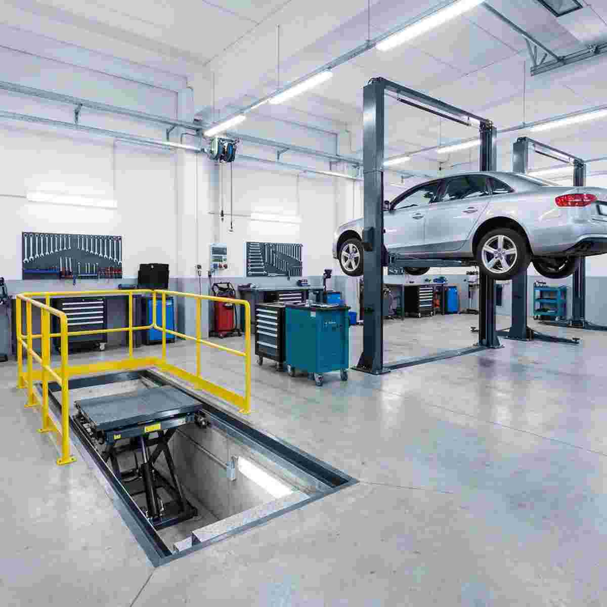 Moderne Autowerkstatt mit Wartungsgrube, Pit-Hebevorrichtung und Flachlift.