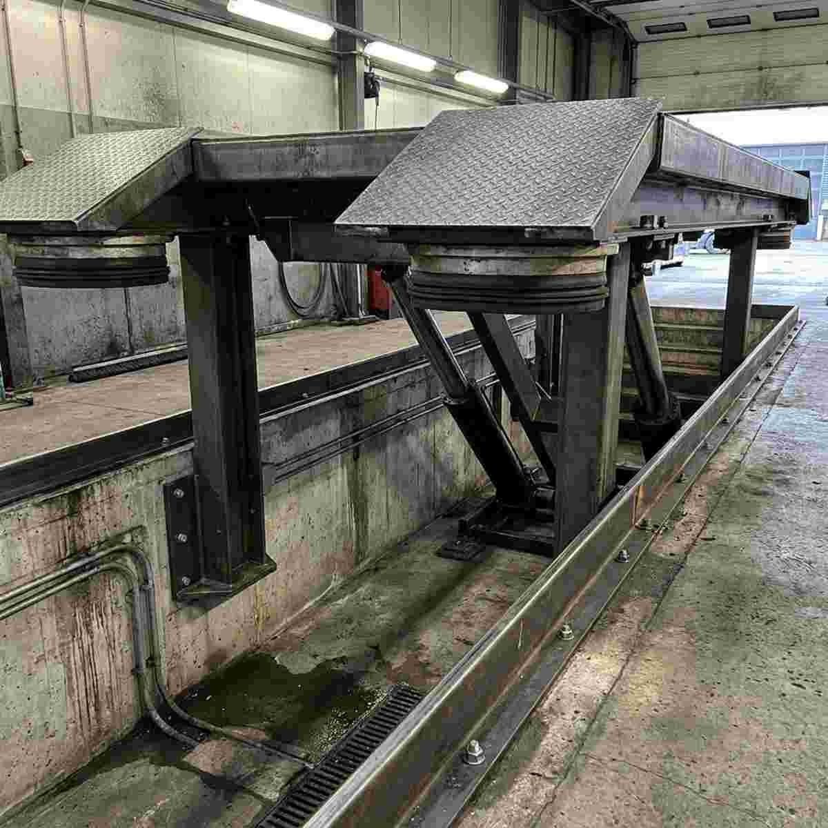 Hydraulik-Lift über Beton-Grube; Zylinder, Lastverteilung, rutschfeste Fläche, Kantenschutz, Abdichtung