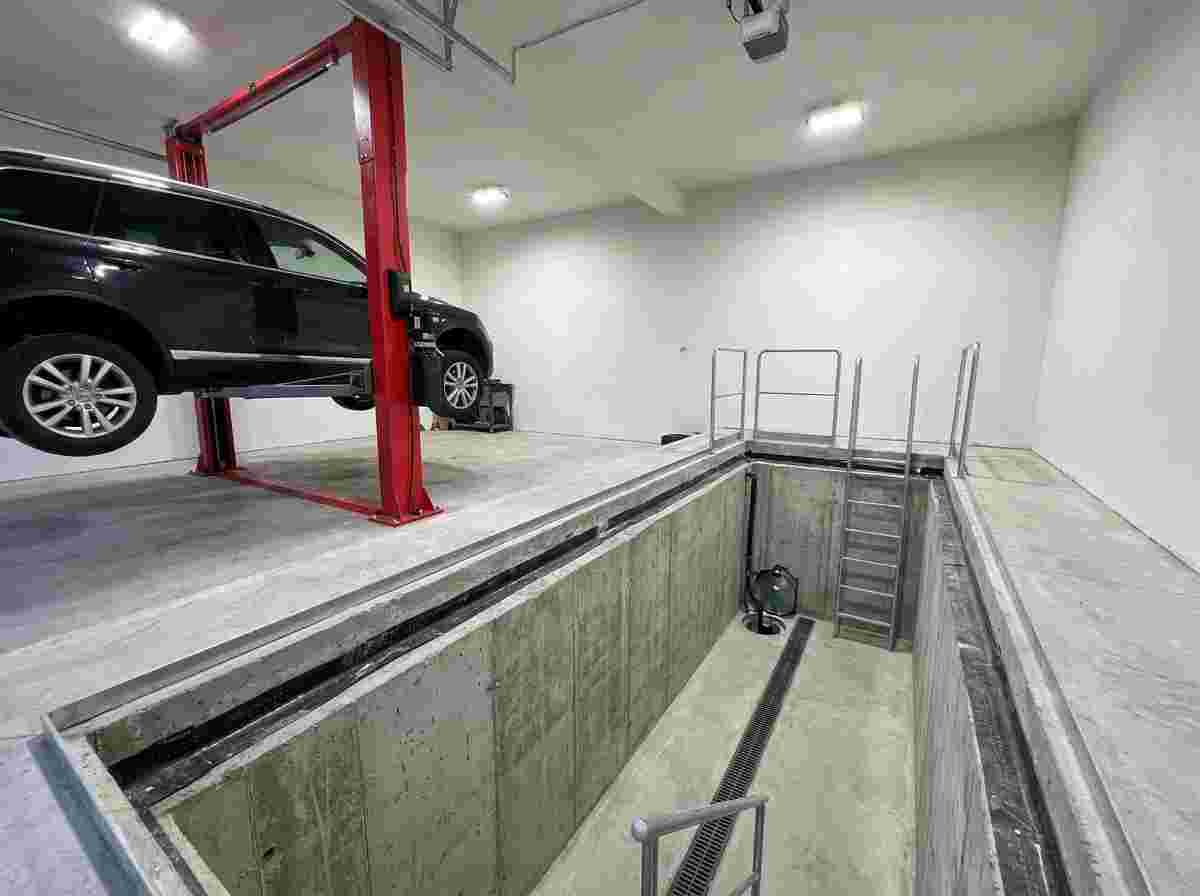Private Garage mit Beton-Grube, Hebebühne, Drainage und wasserdichte Wände, gute Beleuchtung.