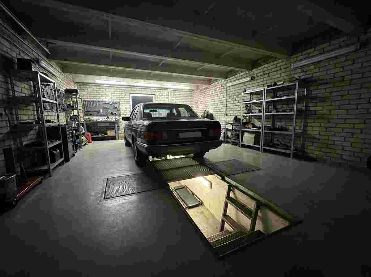 Fotorealistische Autowerkstatt mit Grube und geschlossener Abdeckung.